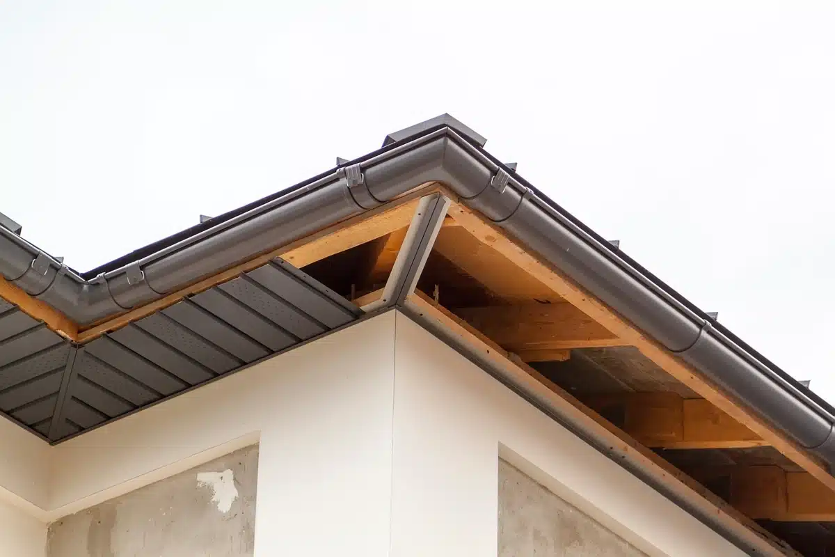 roof-overhang-on-house