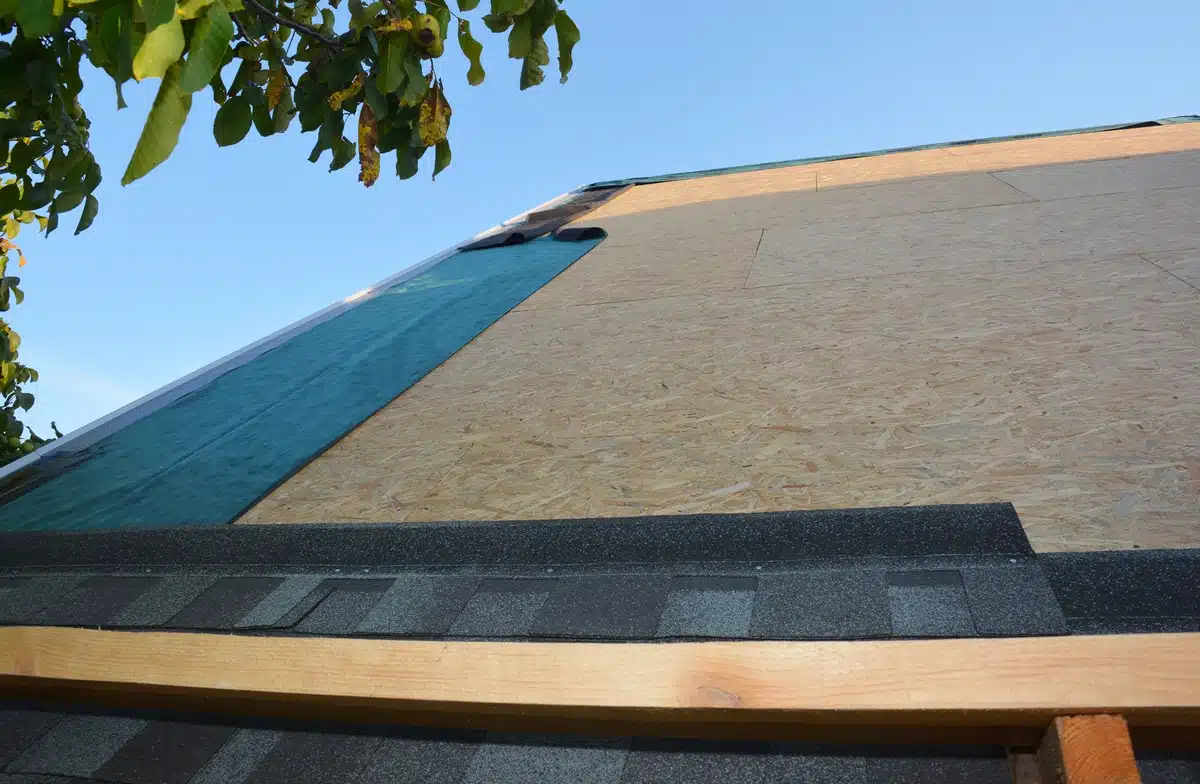roof underlayment: close up to house roof shingle installation